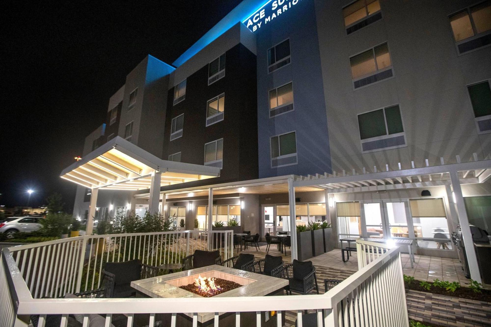 Towneplace Suites By Marriott Conroe Bagian luar foto